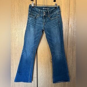 Women’s American eagle jeans. Size 2. Artist.
Great condition.